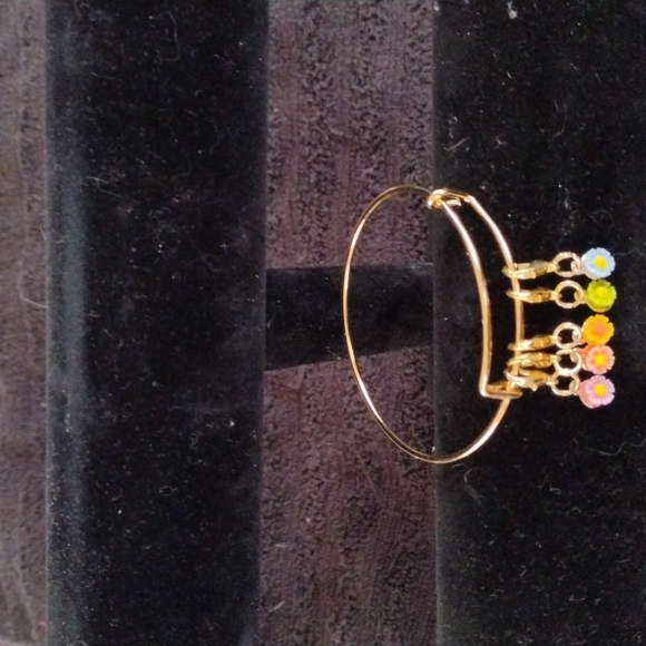 Gold flower charm bracelet - Picture 3 of 3